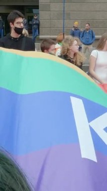 Ukrayna 'daki LGBT topluluğunun haklarını destekleyen dikey video yürüyüşü - Kyiv Pride