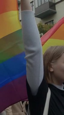 Ukrayna 'daki LGBT topluluğunun haklarını destekleyen dikey video yürüyüşü - Kyiv Pride
