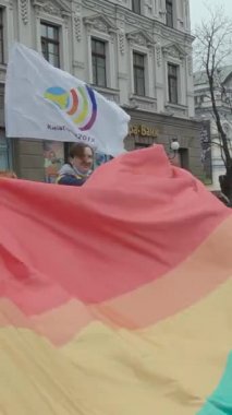 Ukrayna 'daki LGBT topluluğunun haklarını destekleyen dikey video yürüyüşü - Kyiv Pride