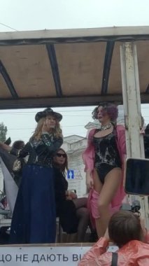 Ukrayna 'daki LGBT topluluğunun haklarını destekleyen dikey video yürüyüşü - Kyiv Pride