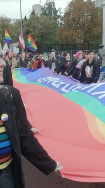 Ukrayna 'daki LGBT topluluğunun haklarını destekleyen dikey video yürüyüşü - Kyiv Pride