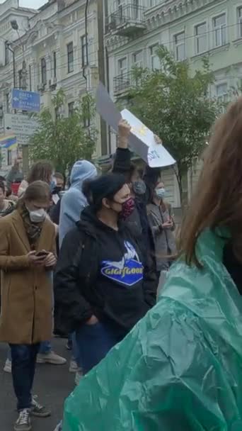 ウクライナのLGBTコミュニティの権利を支援する垂直ビデオ行進 – Kyiv Pride — ストック動画