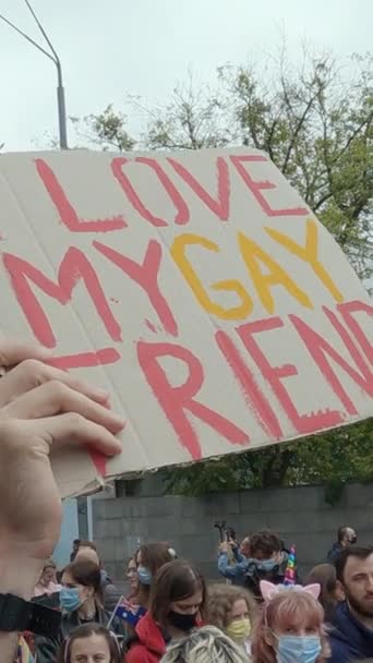 Vertikale Videodemo zur Unterstützung der Rechte der LGBT-Community in der Ukraine - Kyiv Pride — Stockvideo