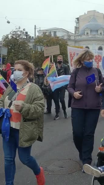 Вертикальний відеомарш на підтримку прав ЛГБТ-спільноти в Україні - Київська гордість. — стокове відео