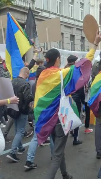 Marcha vertical en vídeo en apoyo de los derechos de la comunidad LGBT en Ucrania - Kyiv Pride — Vídeos de Stock