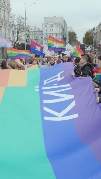 Marcha vertical en vídeo en apoyo de los derechos de la comunidad LGBT en Ucrania - Kyiv Pride — Vídeo de stock