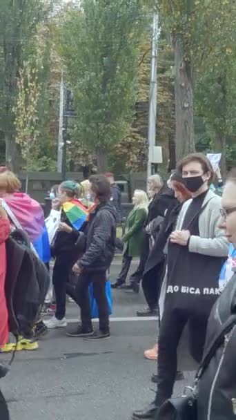 Vertikale Videodemo zur Unterstützung der Rechte der LGBT-Community in der Ukraine - Kyiv Pride — Stockvideo