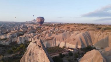 Kapadokya 'daki Goreme Milli Parkı üzerinde sıcak hava balonları
