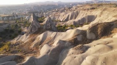 Kapadokya 'daki Goreme Milli Parkı üzerinde sıcak hava balonları