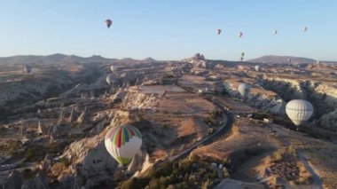 Kapadokya 'daki Goreme Milli Parkı üzerinde sıcak hava balonları