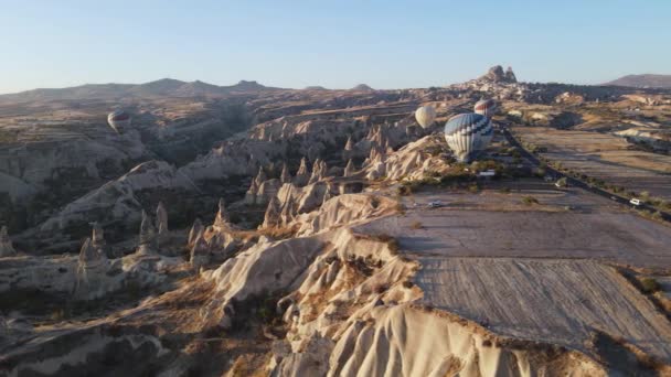 Globos de aire caliente en el cielo sobre el Parque Nacional Goreme en Capadocia, Turquía — Vídeo de stock