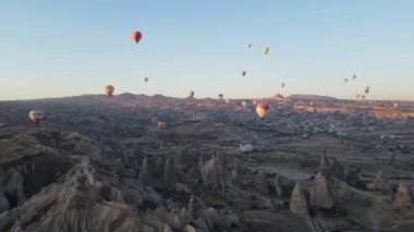 Kapadokya 'daki Goreme Milli Parkı üzerinde sıcak hava balonları