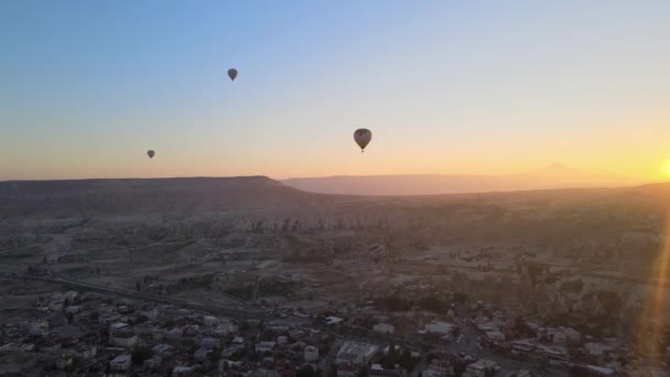 Balony na ogrzane powietrze nad Parkiem Narodowym Goreme w Kapadocji, Turcja — Wideo stockowe