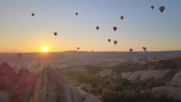 Baloane cu aer cald pe cer deasupra Parcului Național Goreme din Cappadocia, Turcia — Videoclip de stoc