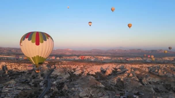 Μπαλόνια θερμού αέρα στον ουρανό πάνω από το Εθνικό Πάρκο Goreme στην Καππαδοκία της Τουρκίας — Αρχείο Βίντεο