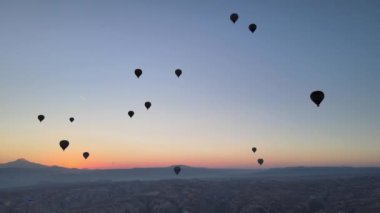 Kapadokya 'daki Goreme Milli Parkı üzerinde sıcak hava balonları