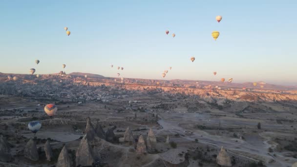 Globos de aire caliente en el cielo sobre el Parque Nacional Goreme en Capadocia, Turquía — Vídeo de stock