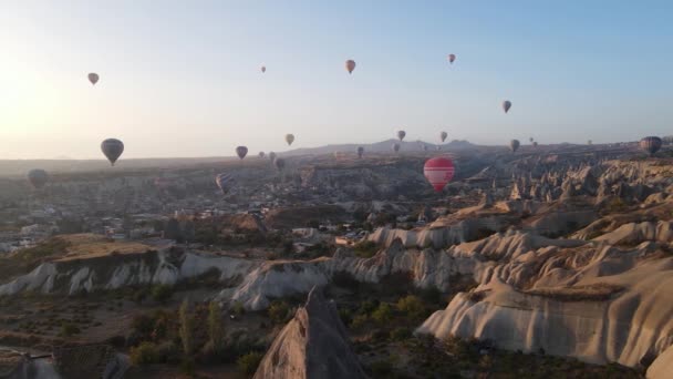 Balões de ar quente no céu sobre o Parque Nacional Goreme na Capadócia, Turquia — Vídeo de Stock