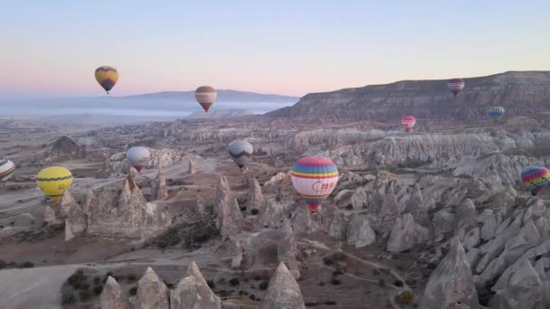 トルコ・カッパドキアのゴレメ国立公園上空の熱気球 — ストック動画