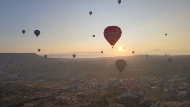 Balon udara panas di langit di atas Taman Nasional Goreme di Kapadokia, Turki — Stok Video