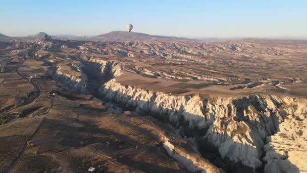 Globos de aire caliente en el cielo sobre el Parque Nacional Goreme en Capadocia, Turquía — Vídeos de Stock