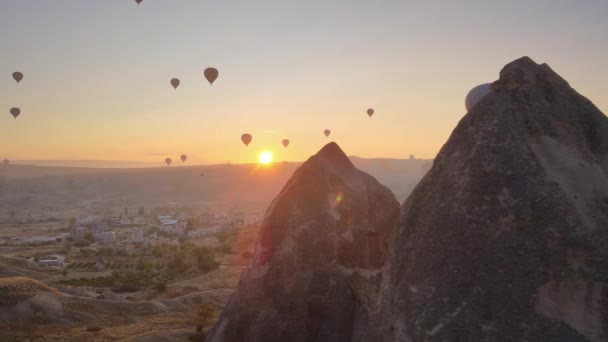 Balon udara panas di langit di atas Taman Nasional Goreme di Kapadokia, Turki — Stok Video