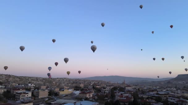 Globos de aire caliente en el cielo sobre el Parque Nacional Goreme en Capadocia, Turquía — Vídeos de Stock