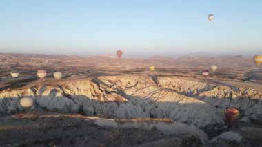 Kapadokya 'daki Goreme Milli Parkı üzerinde sıcak hava balonları