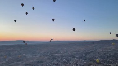 Kapadokya 'daki Goreme Milli Parkı üzerinde sıcak hava balonları
