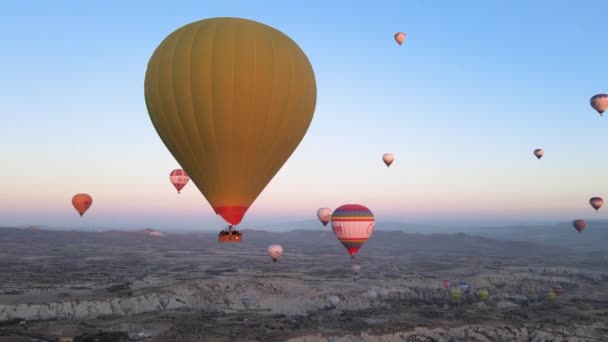 Balon udara panas di langit di atas Taman Nasional Goreme di Kapadokia, Turki — Stok Video