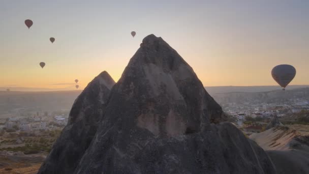 Hot air balloons in the sky over Goreme National Park in Cappadocia, Turkey — Stock Video