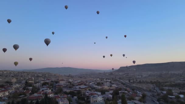 Heißluftballons am Himmel über dem Goreme-Nationalpark in Kappadokien, Türkei — Stockvideo