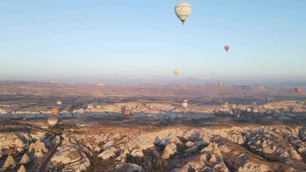 トルコ・カッパドキアのゴレメ国立公園上空の熱気球 — ストック動画