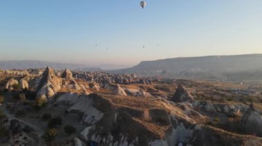 Kapadokya 'daki Goreme Milli Parkı üzerinde sıcak hava balonları