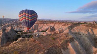 Kapadokya 'daki Goreme Milli Parkı üzerinde sıcak hava balonları