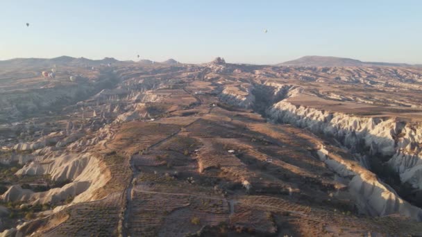 Heißluftballons am Himmel über dem Goreme-Nationalpark in Kappadokien, Türkei — Stockvideo