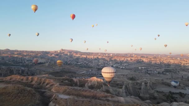 Globos de aire caliente en el cielo sobre el Parque Nacional Goreme en Capadocia, Turquía — Vídeos de Stock