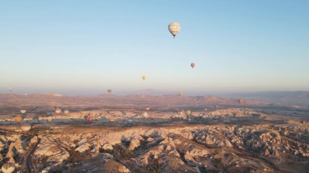 Luchtballonnen in de lucht boven Goreme National Park in Cappadocia, Turkije — Stockvideo