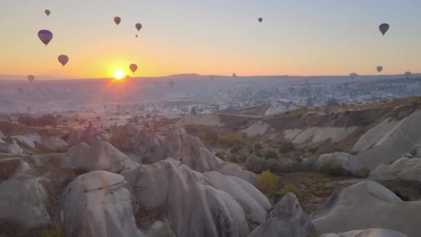 Balões de ar quente no céu sobre o Parque Nacional Goreme na Capadócia, Turquia — Vídeo de Stock