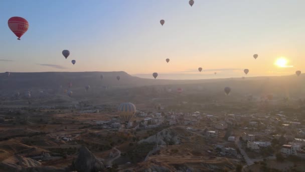 Balon udara panas di langit di atas Taman Nasional Goreme di Kapadokia, Turki — Stok Video