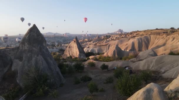 Luchtballonnen in de lucht boven Goreme National Park in Cappadocia, Turkije — Stockvideo