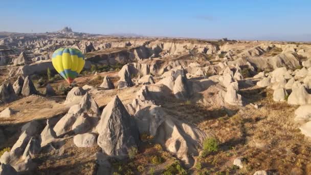 Varmluftsballonger på himlen över Goreme National Park i Kappadokien, Turkiet — Stockvideo