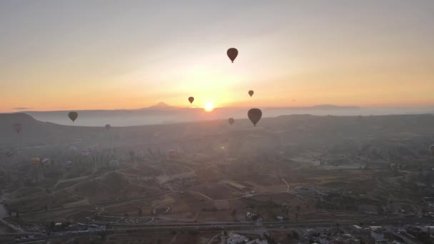 터키 카파도키아의 고레 메 국립 공원 상공에 떠 있는 뜨거운 기구들 — 비디오