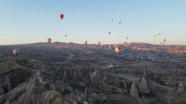 Palloncini d'aria calda nel cielo sopra il Parco Nazionale Goreme in Cappadocia, Turchia — Video Stock