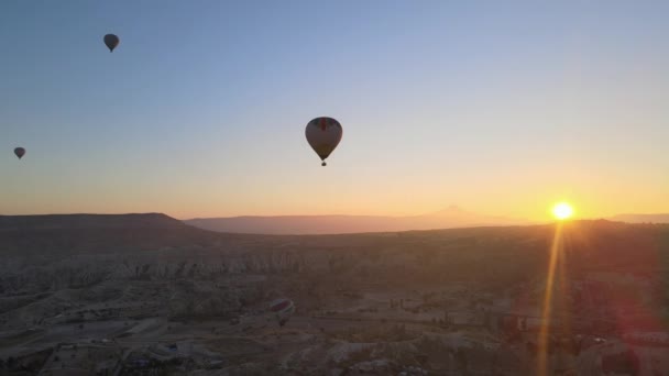 土耳其卡帕多西亚Goreme国家公园上空的热气球 — 图库视频影像