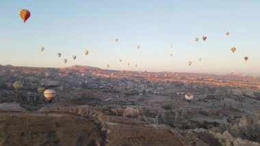 Kapadokya 'daki Goreme Milli Parkı üzerinde sıcak hava balonları