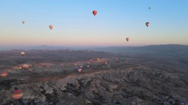 Kapadokya 'daki Goreme Milli Parkı üzerinde sıcak hava balonları