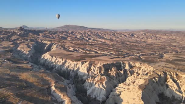 Luchtballonnen in de lucht boven Goreme National Park in Cappadocia, Turkije — Stockvideo