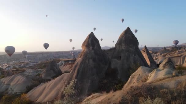 Воздушные шары в небе над Национальным парком Гореме в Каппадокии, Турция — стоковое видео