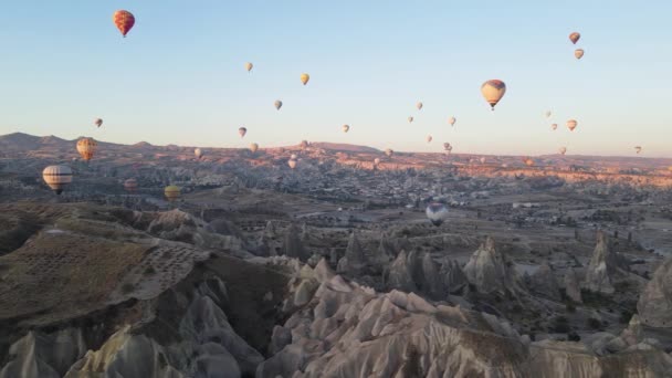 Baloane cu aer cald pe cer deasupra Parcului Național Goreme din Cappadocia, Turcia — Videoclip de stoc